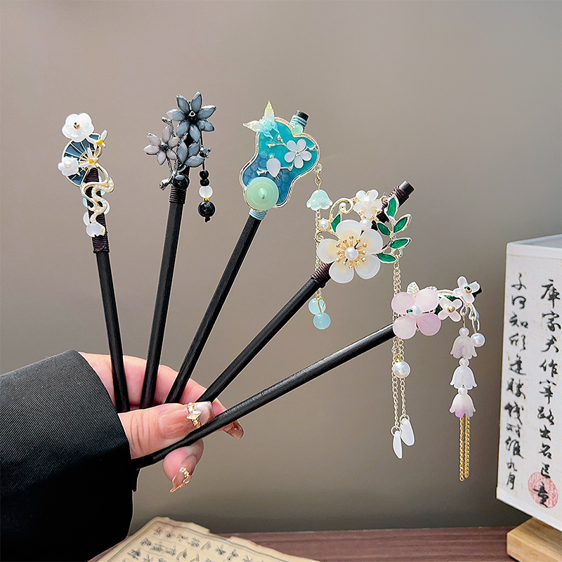 Vintage Collectibles For Sale - Klassischer Quasten-Haarstab, schwarzer Holz-Blumen-Perlen-Haarstab, chinesischer Hanfu-Haarschmuck,